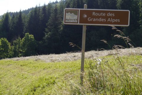 Hinweisschild zur Route des Grandes Alpes