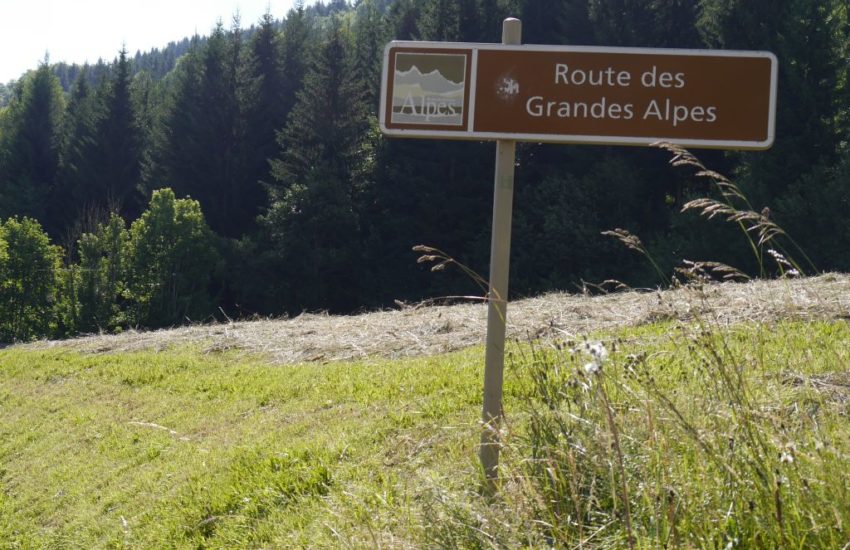 Hinweisschild zur Route des Grandes Alpes